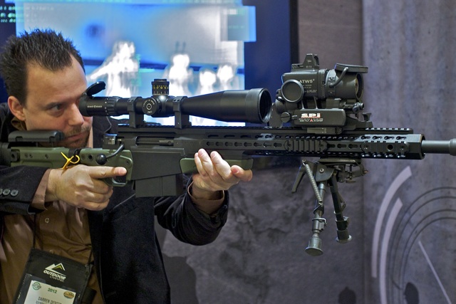 We tested the T60 clip on scope in front of a Schmidt and Bender 25X mounted on an AX338 sniper rifle. Thanks to Tac-Pro for providing the weapon.