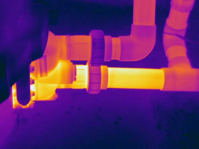 A picture of thermal analysis of pipes taken with PM 640 energy audit infrared cameras